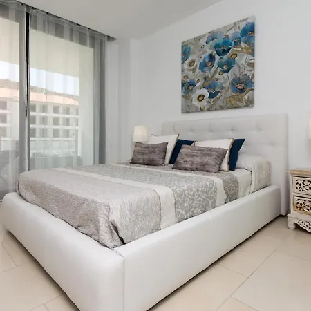 Luxury Flat, Mar, Air Con, Pool, Parking شقة